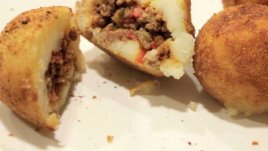 Пълнени картофи с кайма, лук и грах 