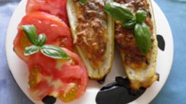 Лодки от тиквички със сирена и семена