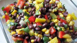 Салата с червен боб, царевица и авокадо