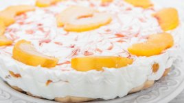 Лесен сладкиш с праскови и сметана 