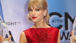 Блясък и пайети в празничните тоалети на звездите