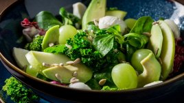 Салата с авокадо, слънчогледови семки и грозде