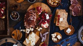 Идеи за мезета върху дървена дъска