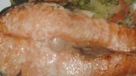 Печена сьомга със зеленчуци на пара