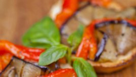 Печени филийки с патладжан и чесън