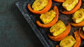 Печени ябълки с канела и индийско орехче