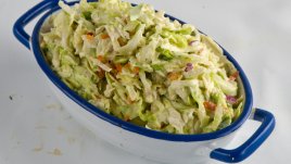 Салата със зеле, авокадо и тиквено семе