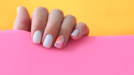 Ярки маникюри с розово за лятото