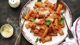 Паста със сметаново-доматен сос и пармезан