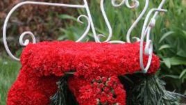 Мебели от цветя край морето