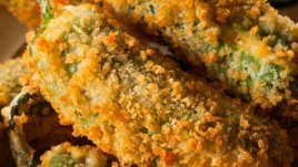 Панирани люти чушки с крема сирене