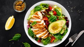 Салата с мариновано пилешко и бекон