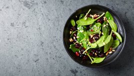 Салата със спанак, червени боровинки и маково семе 