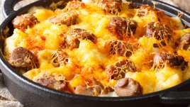 Запеканка с наденица, бекон и картофи 