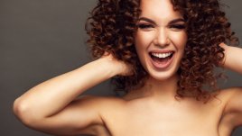 5 причини правата ви коса да не иска да се накъдри 