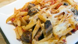 Паста на фурна с наденица, домати и моцарела 