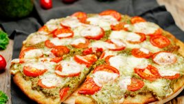 Пица с песто и моцарела 