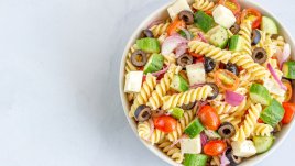 Салата с паста, чери домати, маслини и чушки