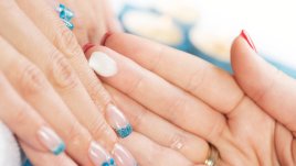 Маникюри с нежни акценти (галерия) 