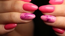 Маникюри в искрящо розово (галерия) 