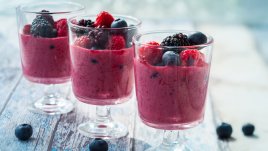 Смути с горски плодове и ядково мляко