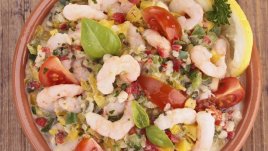 Салата със скариди и кисели краставички