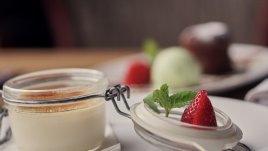 Крем брюле с ягоди и сметана