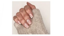 Нюд маникюр с красиви акценти