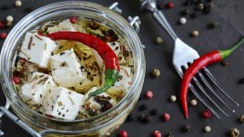 Рецепта за зимно мезе – пикантна маринована фета в зехтин