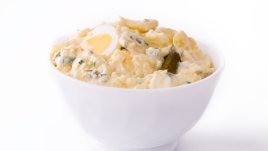 Картофена салата с яйца, сирене и кашкавал 