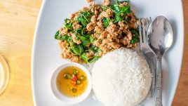 Пиле на тиган със спанак и босилек