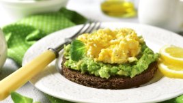 Тост с яйца, авокадо и пармезан