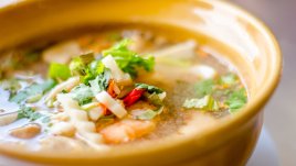 Тайландска супа с кокосово мляко, скариди и шийтаке