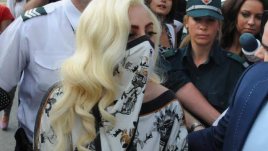 Лейди Гага пристигна в София