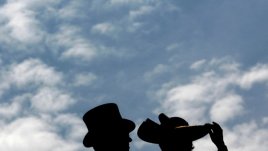 Какво у възрастните жени привлича млади мъже?