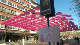 „От любов към живота“ отбелязва 10 години с арт инсталация с 400 розови чадъра