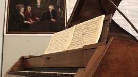 Деца изнасят безплатен концерт на пиано за четири ръце