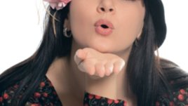 Всяко хубаво нещо започва с една целувка по бузата!