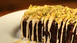 Уникален кекс с тиквички, маслена глазура и шамфъстък