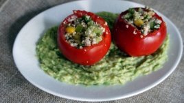 Предястие от домати с киноа в море от авокадо