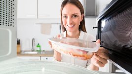 Защо не трябва да използвате пластмаса в микровълновата 