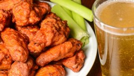 Пилешки крилца с медено-пикантен сос