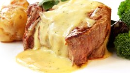 Телешко със сос от синьо сирене и сметана 