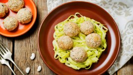 Пилешки кюфтенца с чесън и масло 