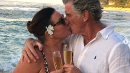 Пиърс Броснан към съпругата си: Благодаря ти за луната и слънцето, любов моя!