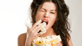 Какво ни кара да преяждаме, когато сме сами?