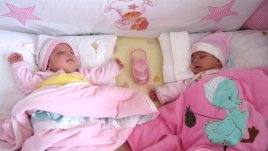 Близнаци се родиха в две различни години