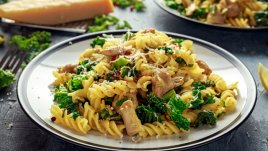 Паста на фурна с шунка, кейл и сирена