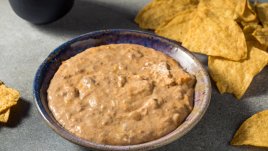 Разядка с боб и сушени домати