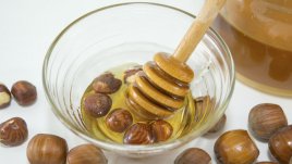 Лешници в акациев мед